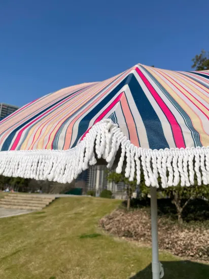 Разноцветный пляжный зонт с кисточками длиной 180 см.